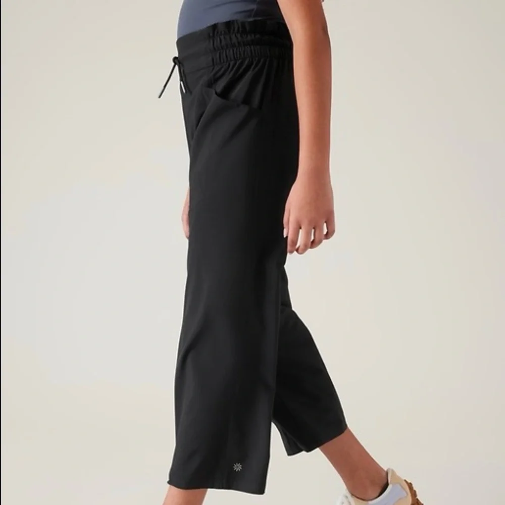 Athleta Girl In The Clouds Capri Pants in Black Girls size 14 size XL Pull On